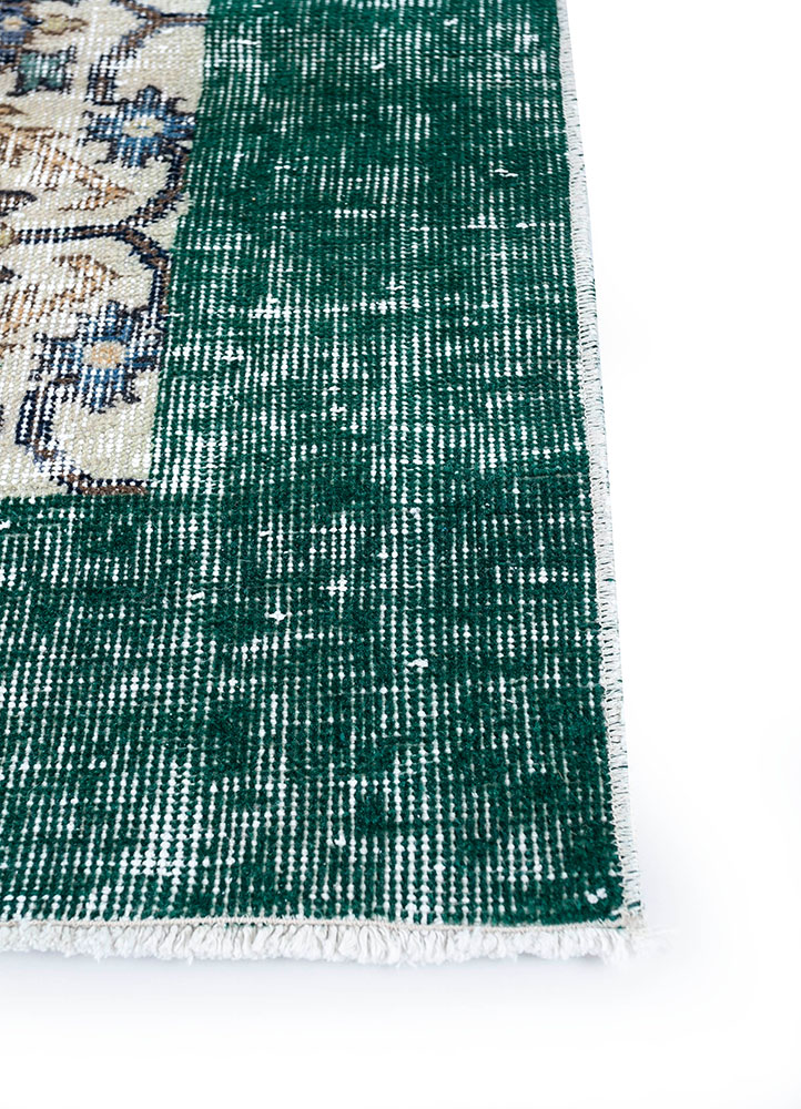 vintage green wool hand knotted Rug - Corner