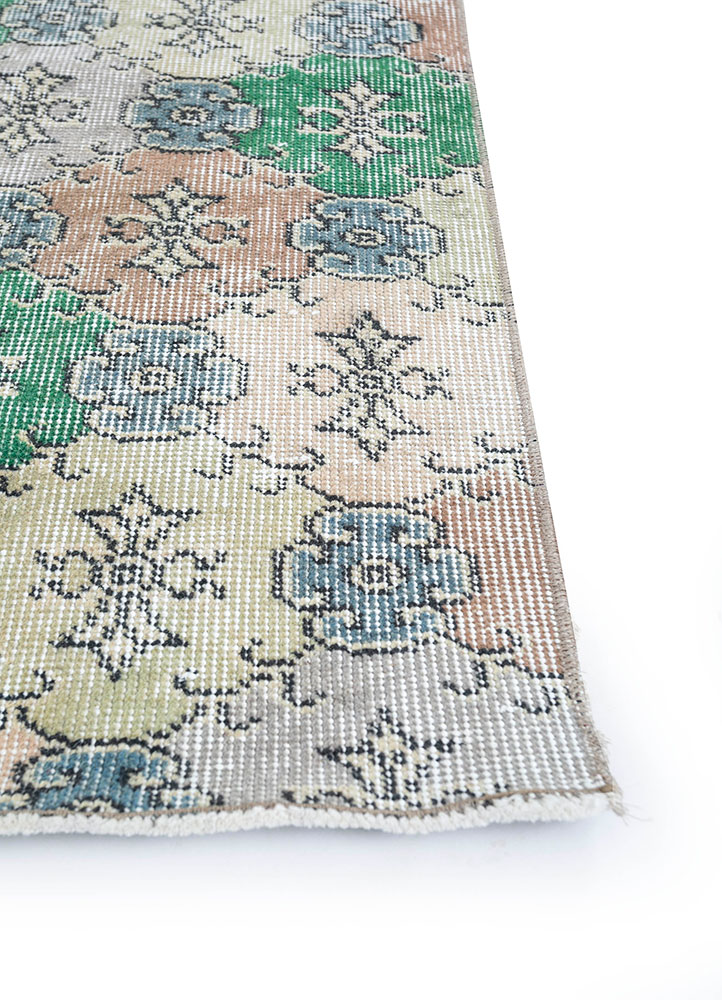 vintage green wool hand knotted Rug - Corner