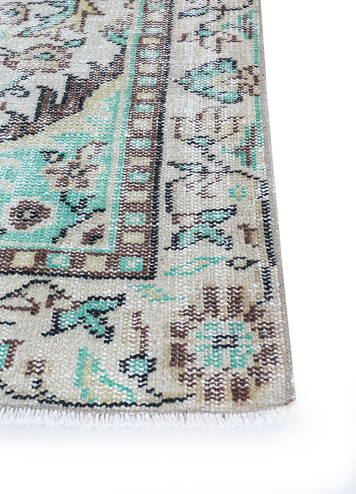 vintage green wool hand knotted Rug - Corner