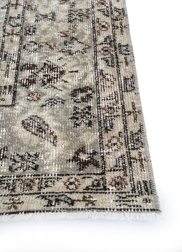 vintage beige and brown wool hand knotted Rug - Corner
