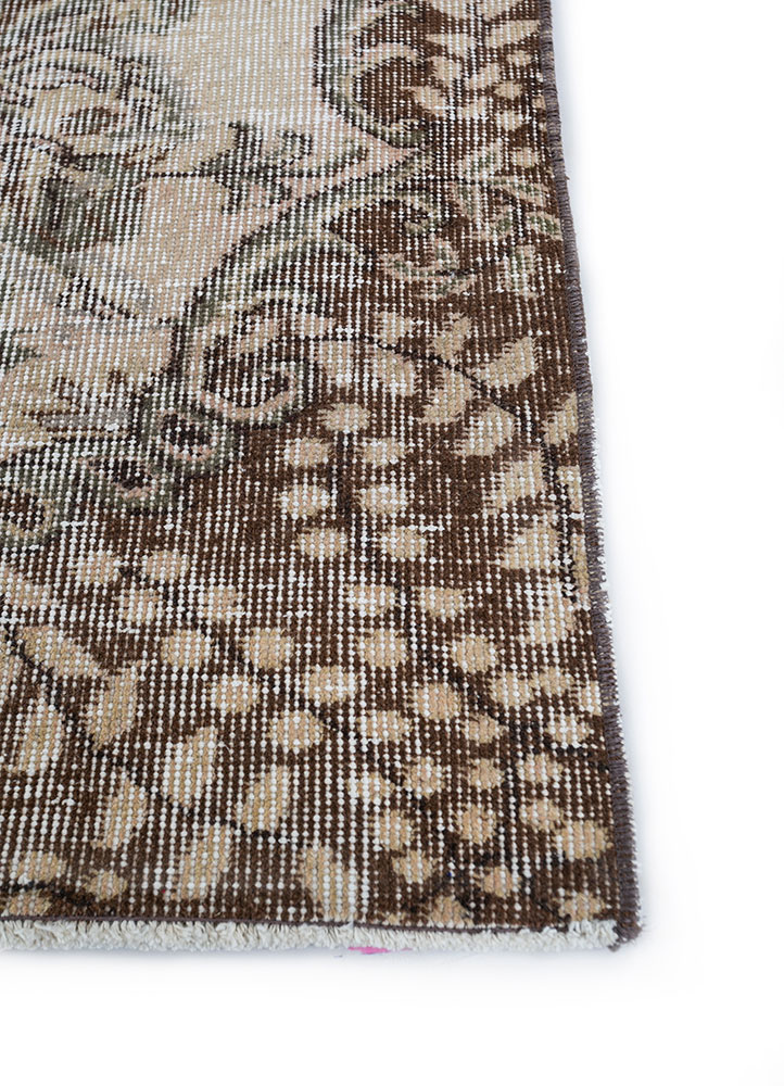 vintage beige and brown wool hand knotted Rug - Corner