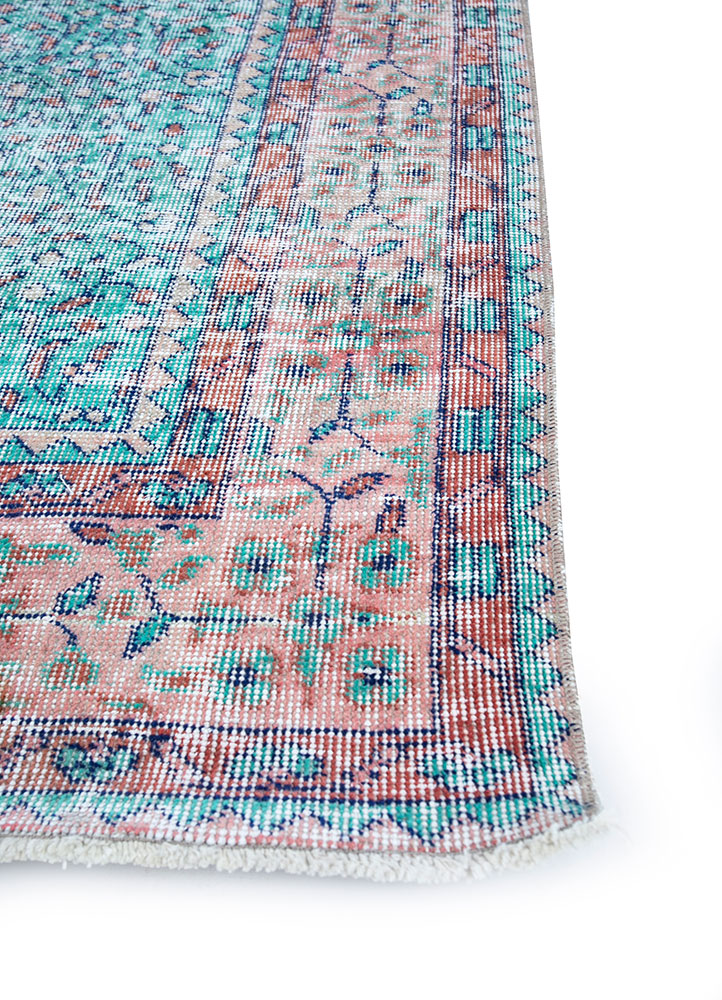 vintage green wool hand knotted Rug - Corner