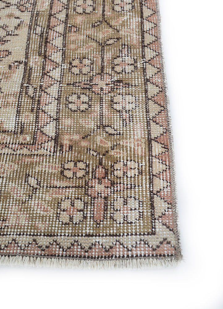 vintage beige and brown wool hand knotted Rug - Corner