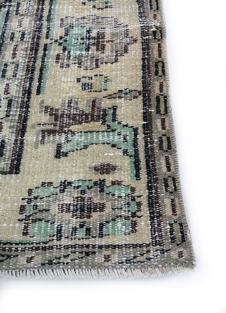 vintage green wool hand knotted Rug - Corner
