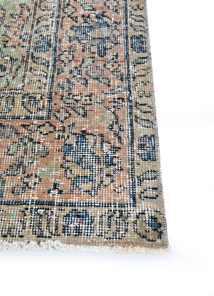 vintage green wool hand knotted Rug - Corner