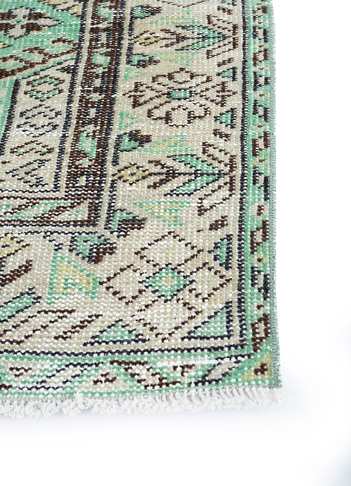 vintage green wool hand knotted Rug - Corner