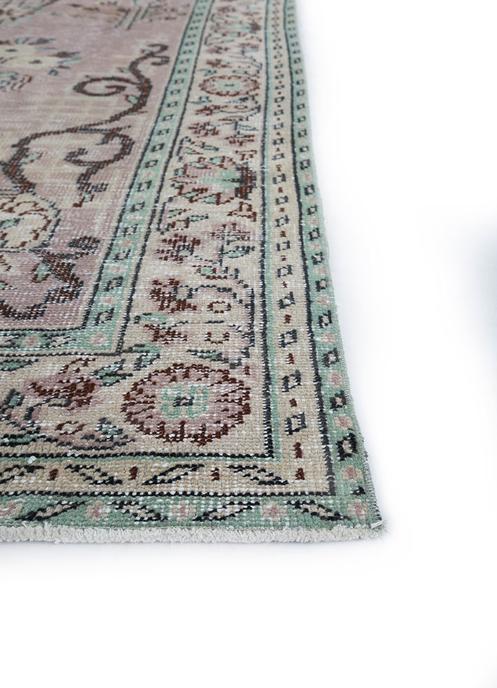 vintage pink and purple wool hand knotted Rug - Corner