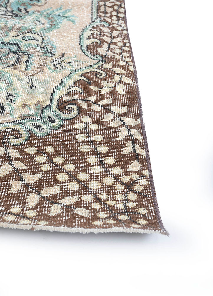 vintage beige and brown wool hand knotted Rug - Corner