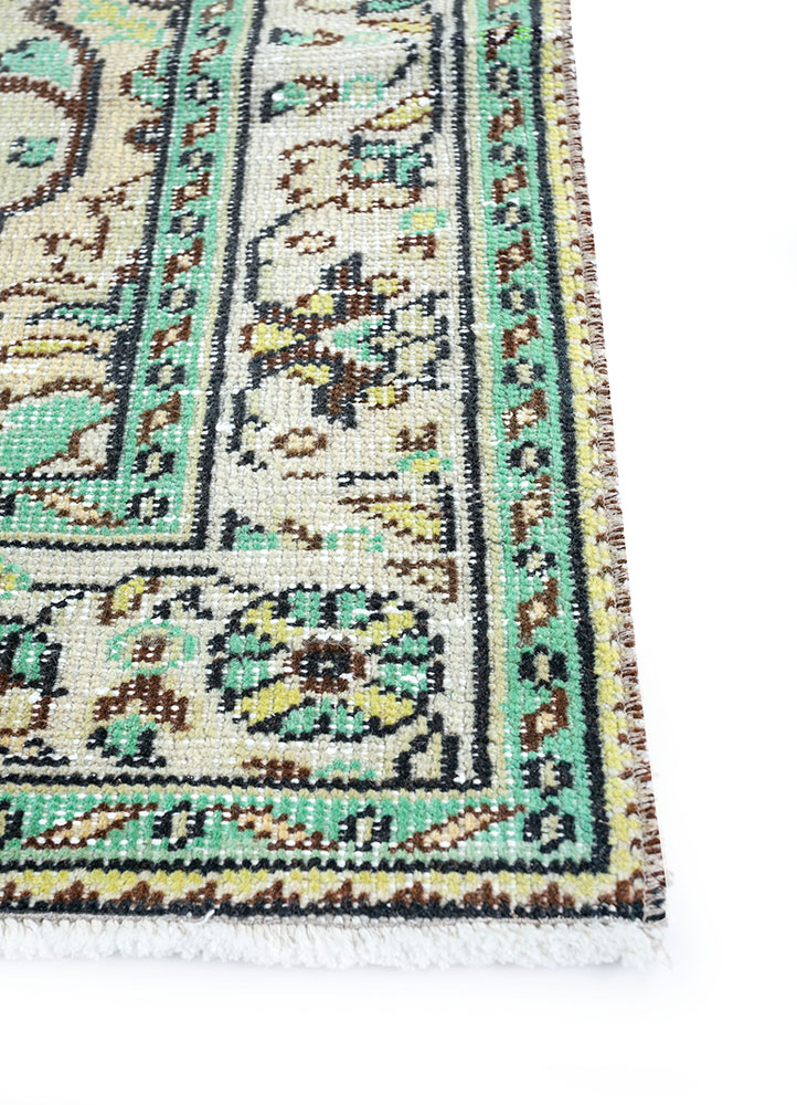 vintage green wool hand knotted Rug - Corner
