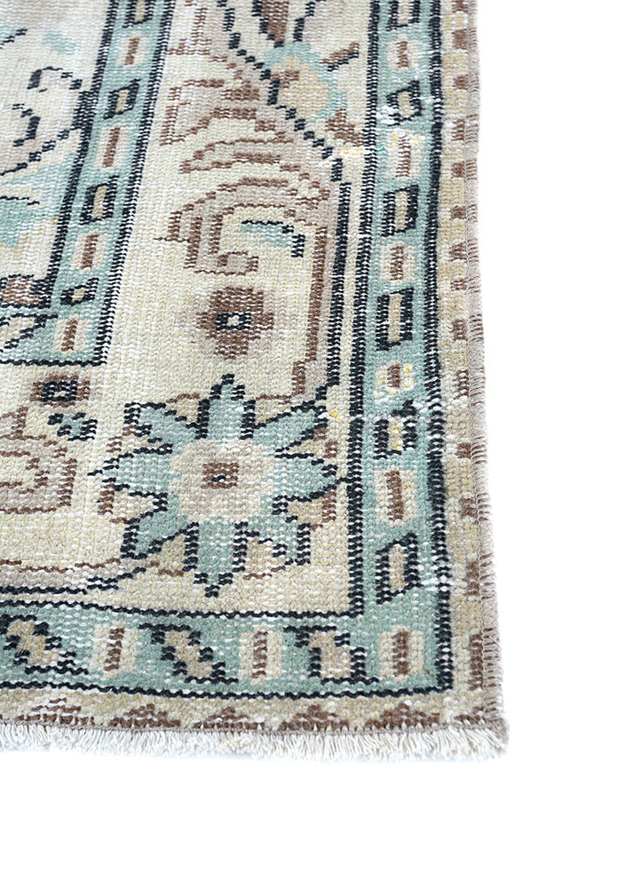 vintage beige and brown wool hand knotted Rug - Corner