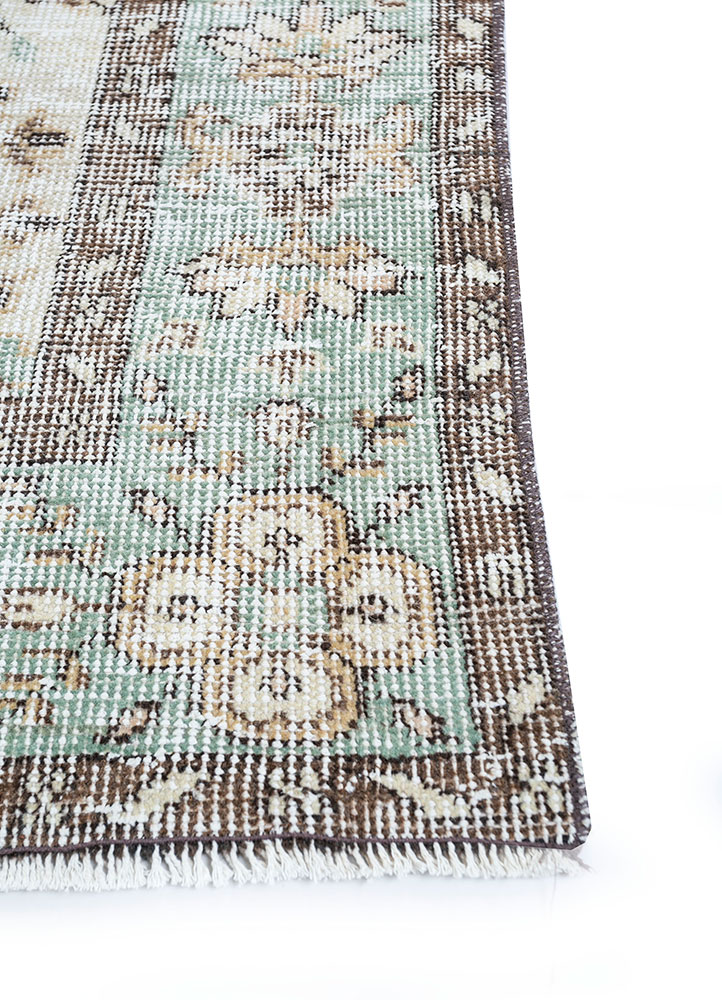 vintage green wool hand knotted Rug - Corner