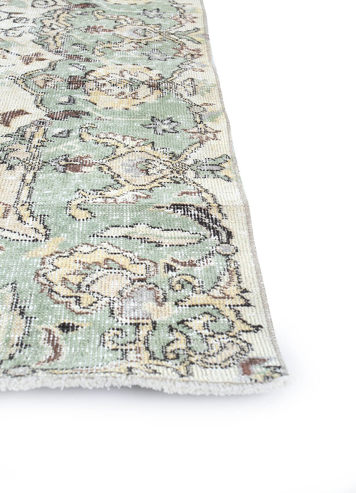 vintage green wool hand knotted Rug - Corner