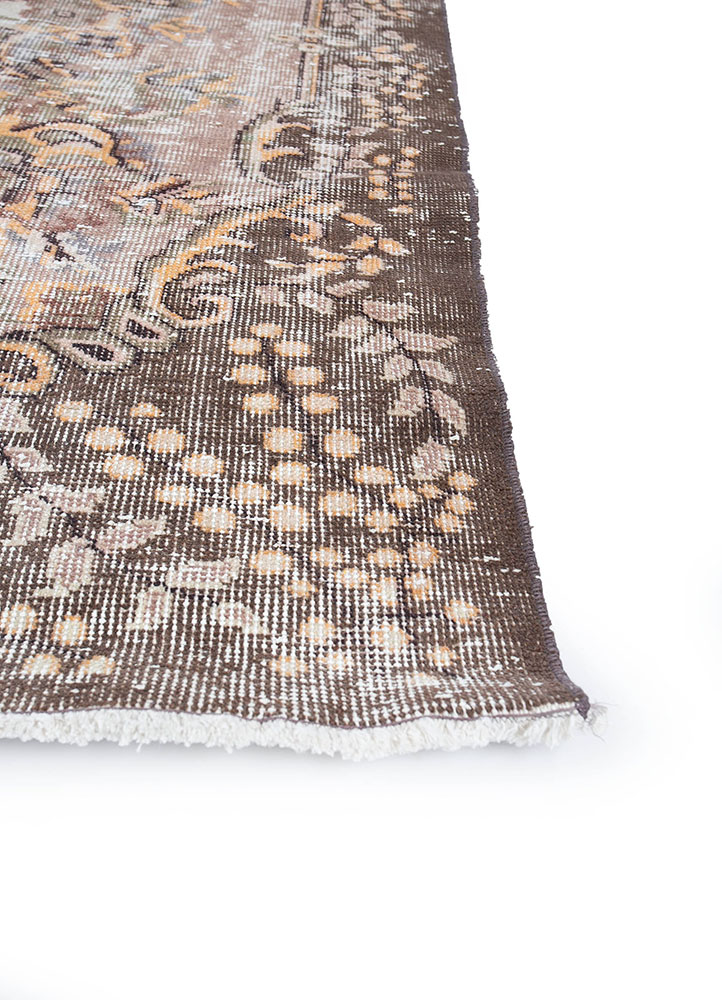 vintage beige and brown wool hand knotted Rug - Corner
