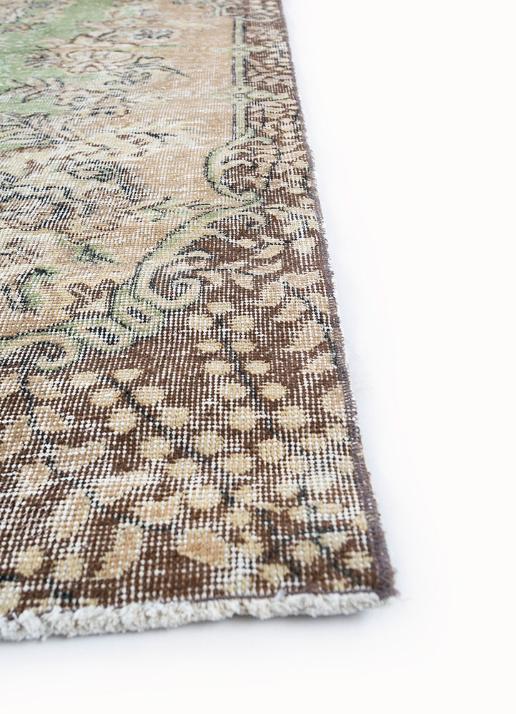 vintage green wool hand knotted Rug - Corner