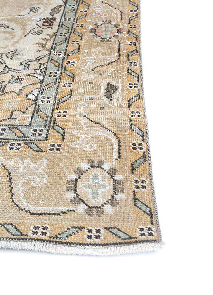 vintage beige and brown wool hand knotted Rug - Corner