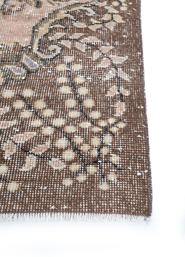 vintage beige and brown wool hand knotted Rug - Corner