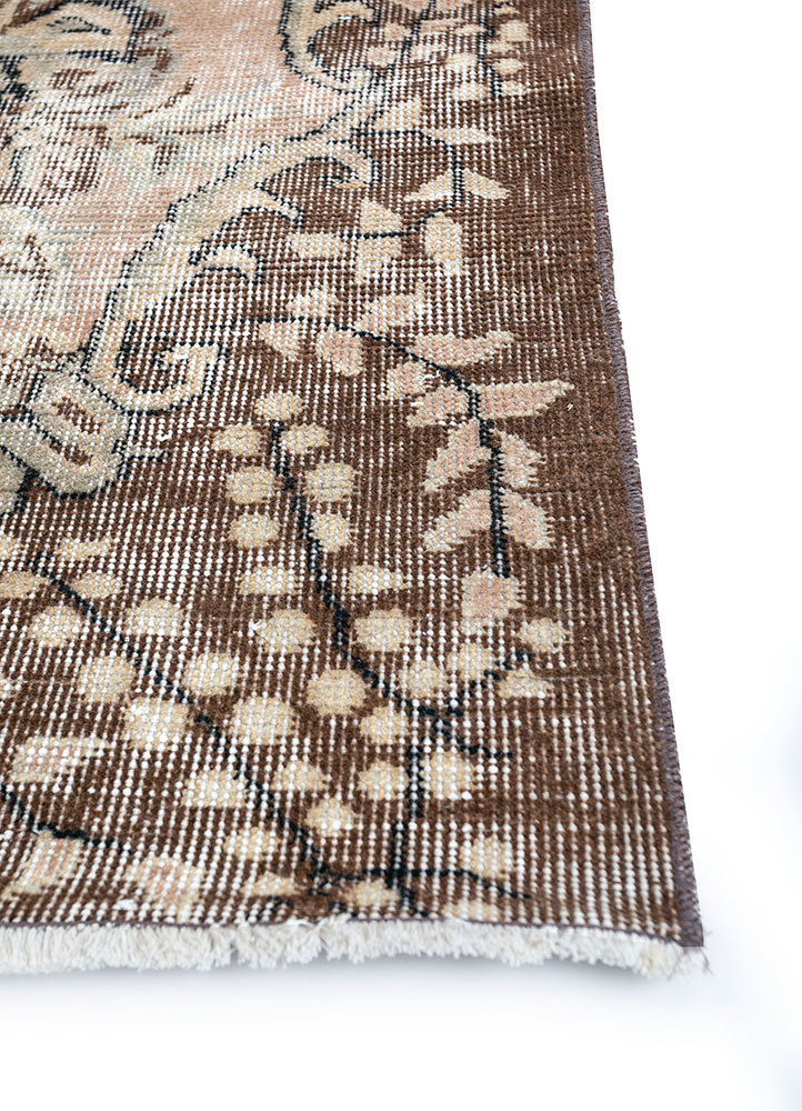 vintage beige and brown wool hand knotted Rug - Corner