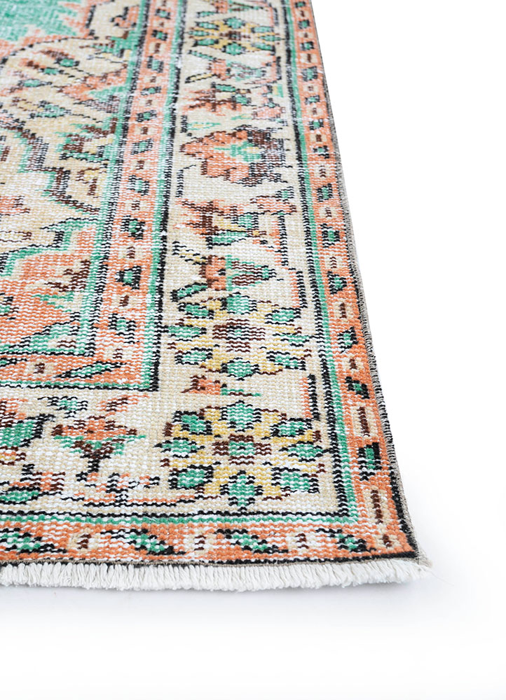 vintage green wool hand knotted Rug - Corner