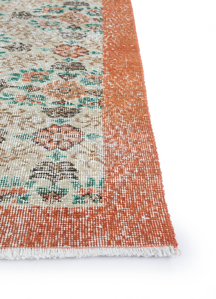 vintage beige and brown wool hand knotted Rug - Corner