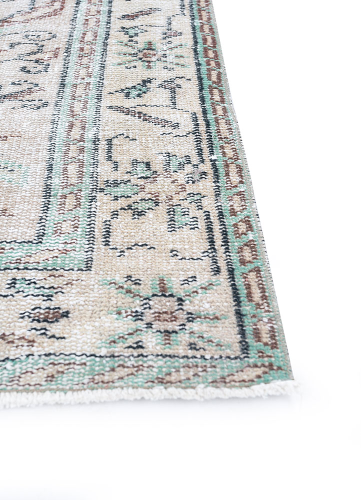 vintage beige and brown wool hand knotted Rug - Corner