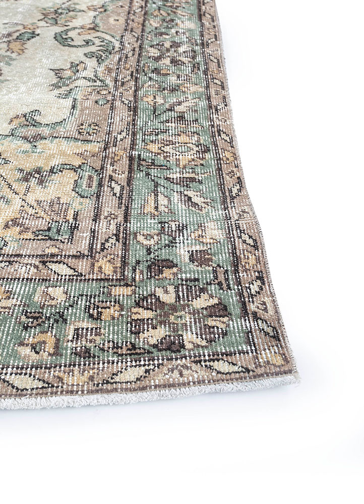 vintage beige and brown wool hand knotted Rug - Corner