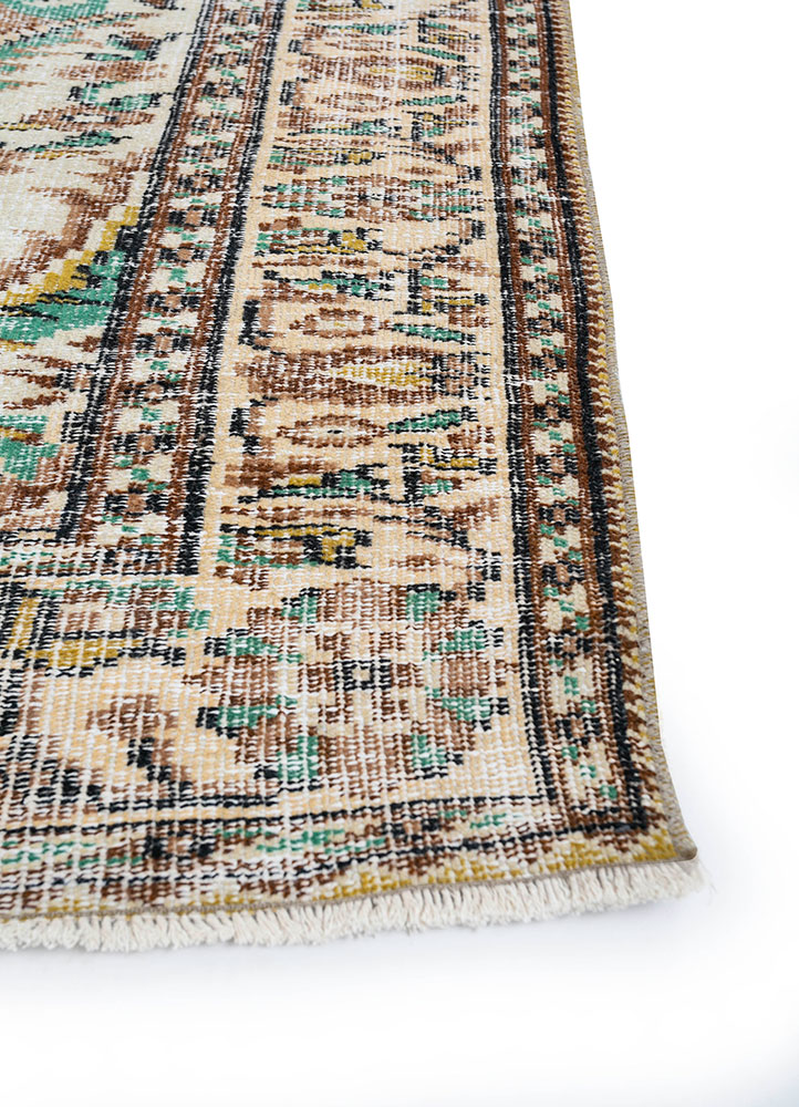 vintage beige and brown wool hand knotted Rug - Corner