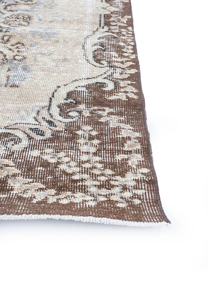 vintage beige and brown wool hand knotted Rug - Corner