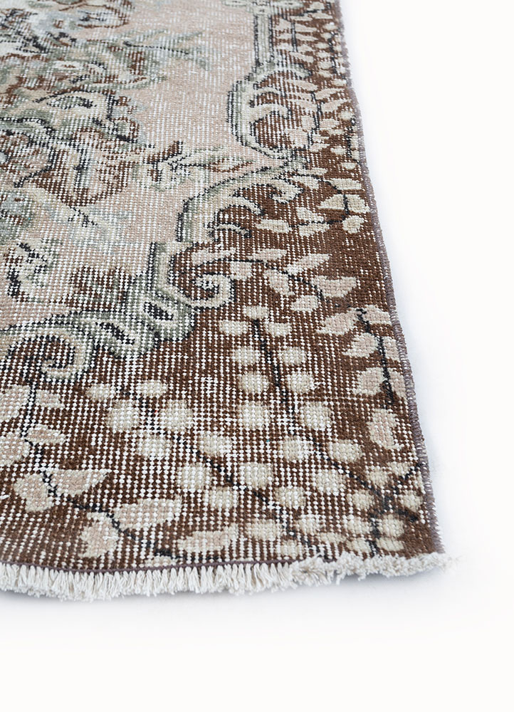 vintage beige and brown wool hand knotted Rug - Corner