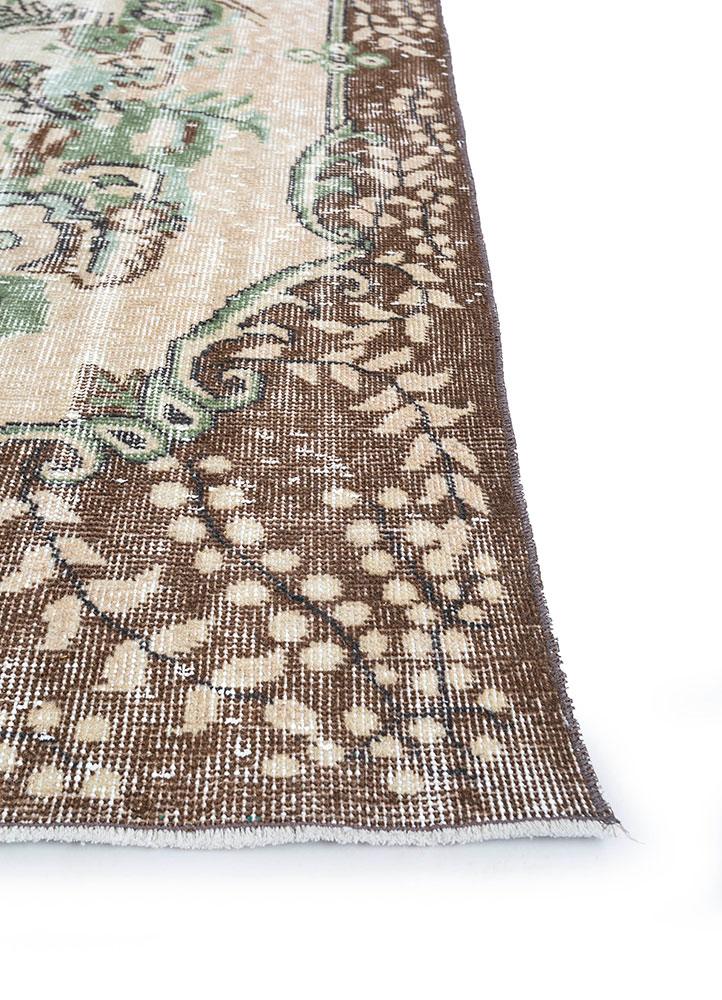 vintage beige and brown wool hand knotted Rug - Corner