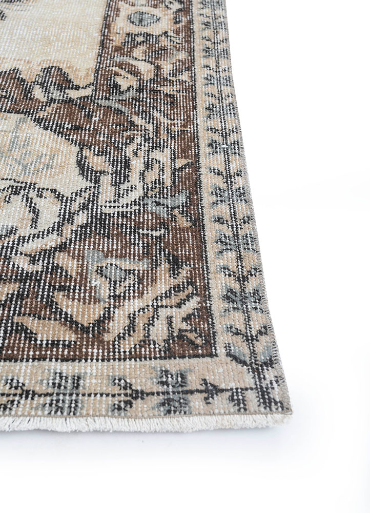 vintage beige and brown wool hand knotted Rug - Corner