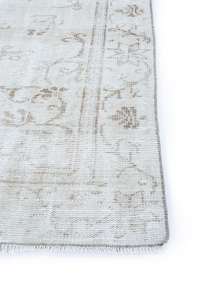 vintage ivory wool hand knotted Rug - Corner