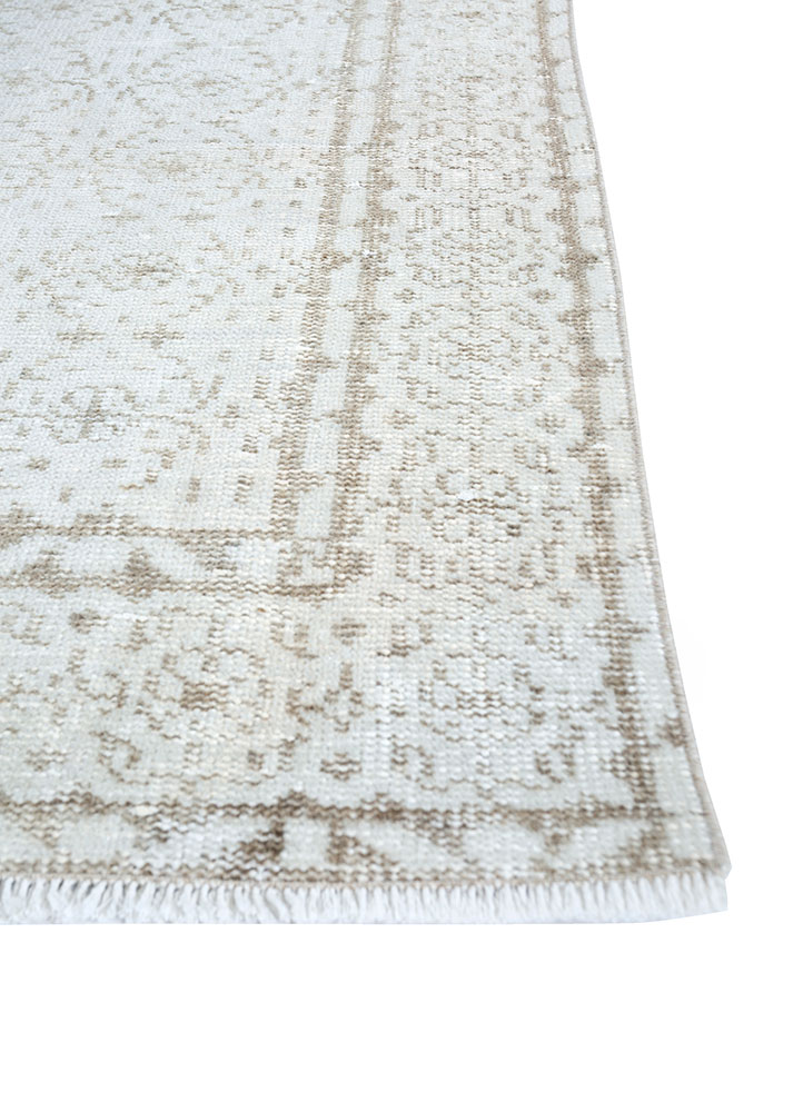 vintage ivory wool hand knotted Rug - Corner
