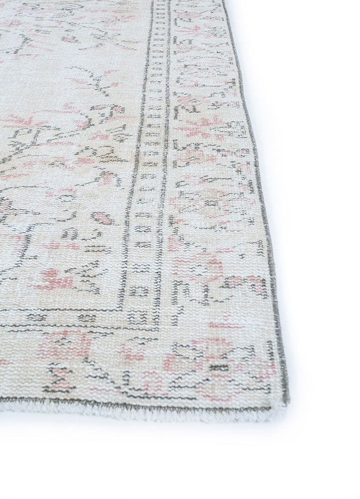 vintage ivory wool hand knotted Rug - Corner