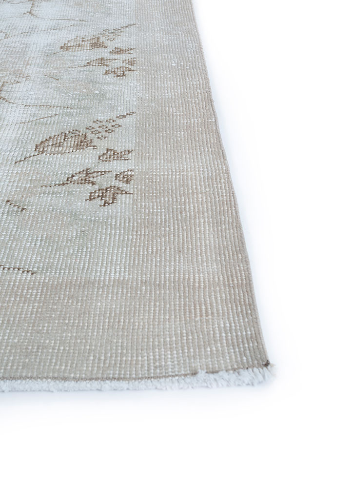 vintage beige and brown wool hand knotted Rug - Corner