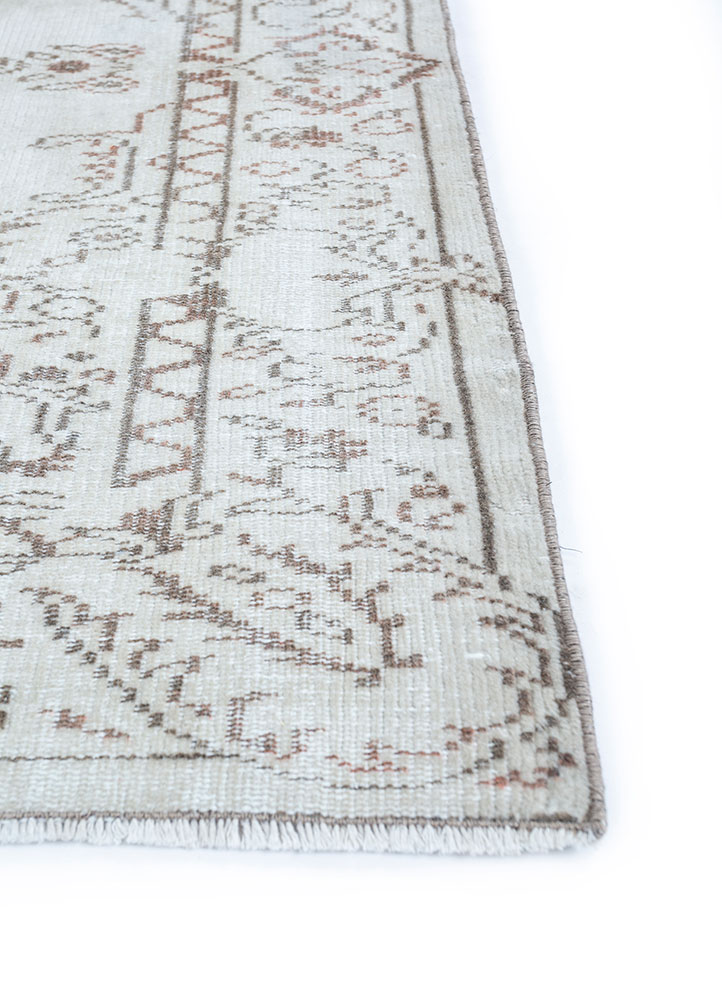vintage ivory wool hand knotted Rug - Corner