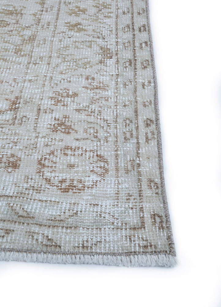 vintage ivory wool hand knotted Rug - Corner