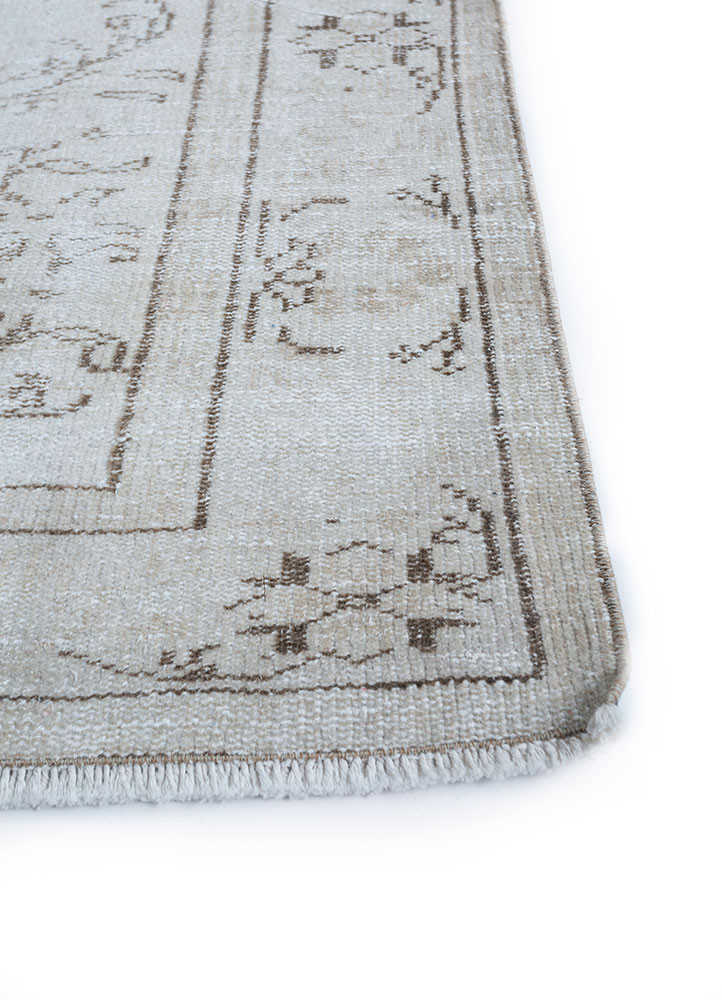 vintage ivory wool hand knotted Rug - Corner