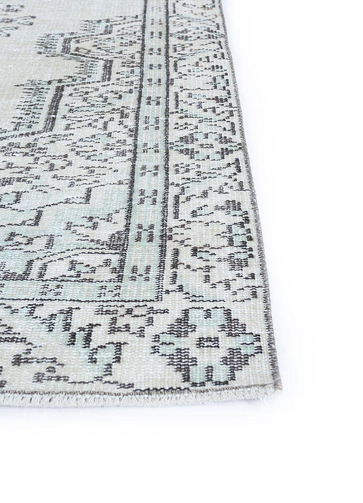 vintage ivory wool hand knotted Rug - Corner