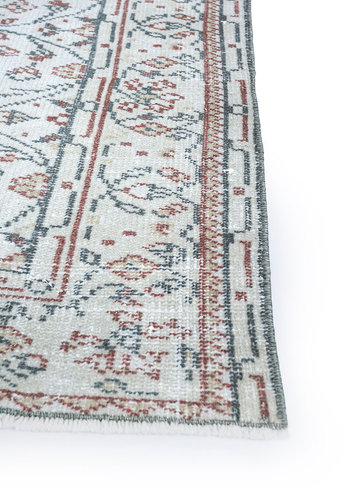 vintage ivory wool hand knotted Rug - Corner