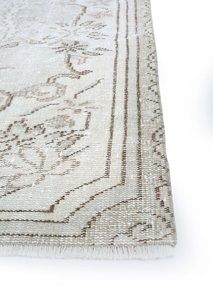 vintage ivory wool hand knotted Rug - Corner