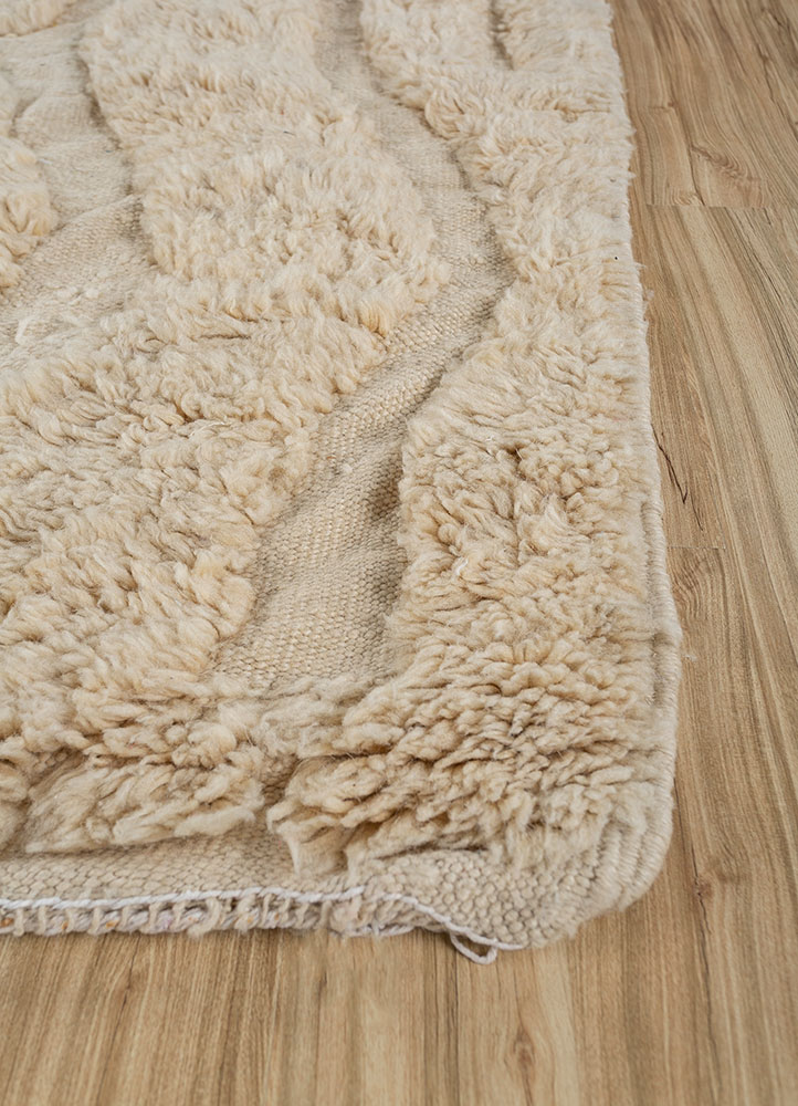 zuri gold wool hand knotted Rug - Corner
