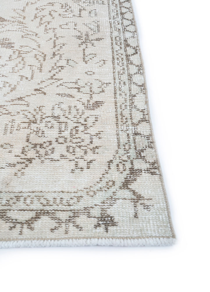 vintage ivory wool hand knotted Rug - Corner