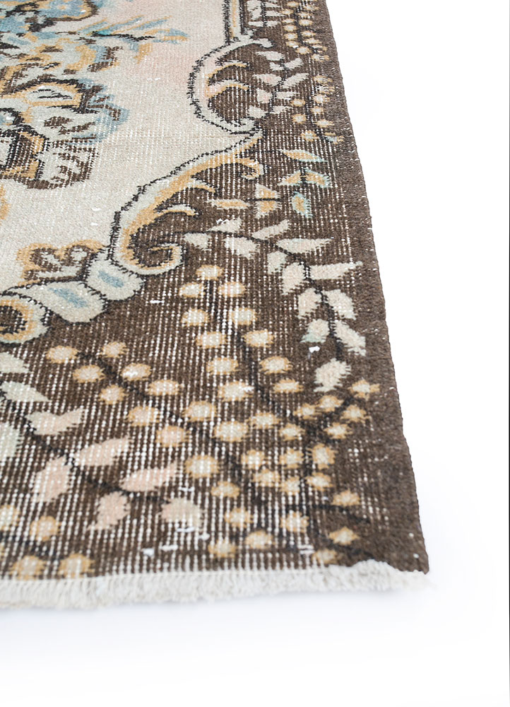 vintage beige and brown wool hand knotted Rug - Corner