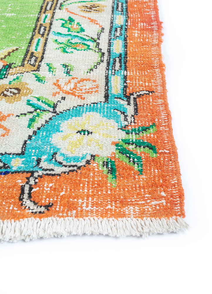 vintage green wool hand knotted Rug - Corner