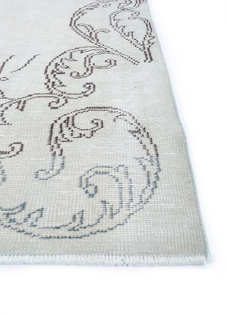 vintage ivory wool hand knotted Rug - Corner
