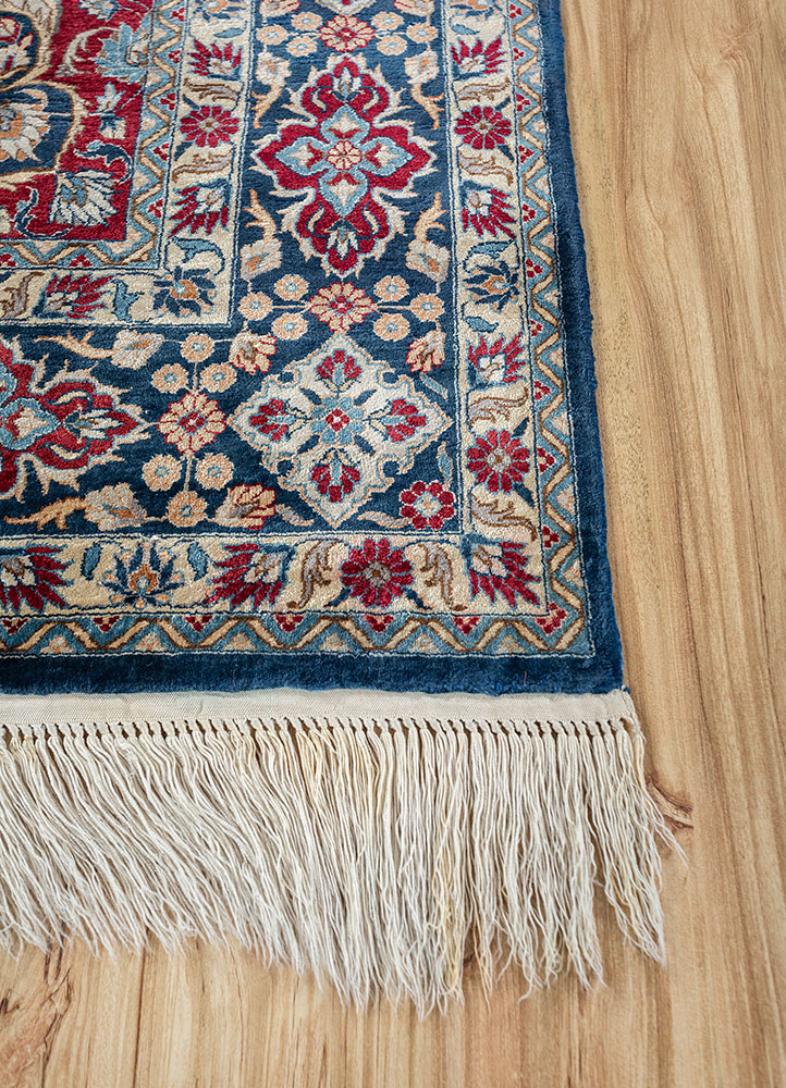 gulmarg ivory silk hand knotted Rug - Corner