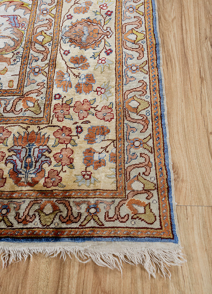 gulmarg ivory silk hand knotted Rug - Corner