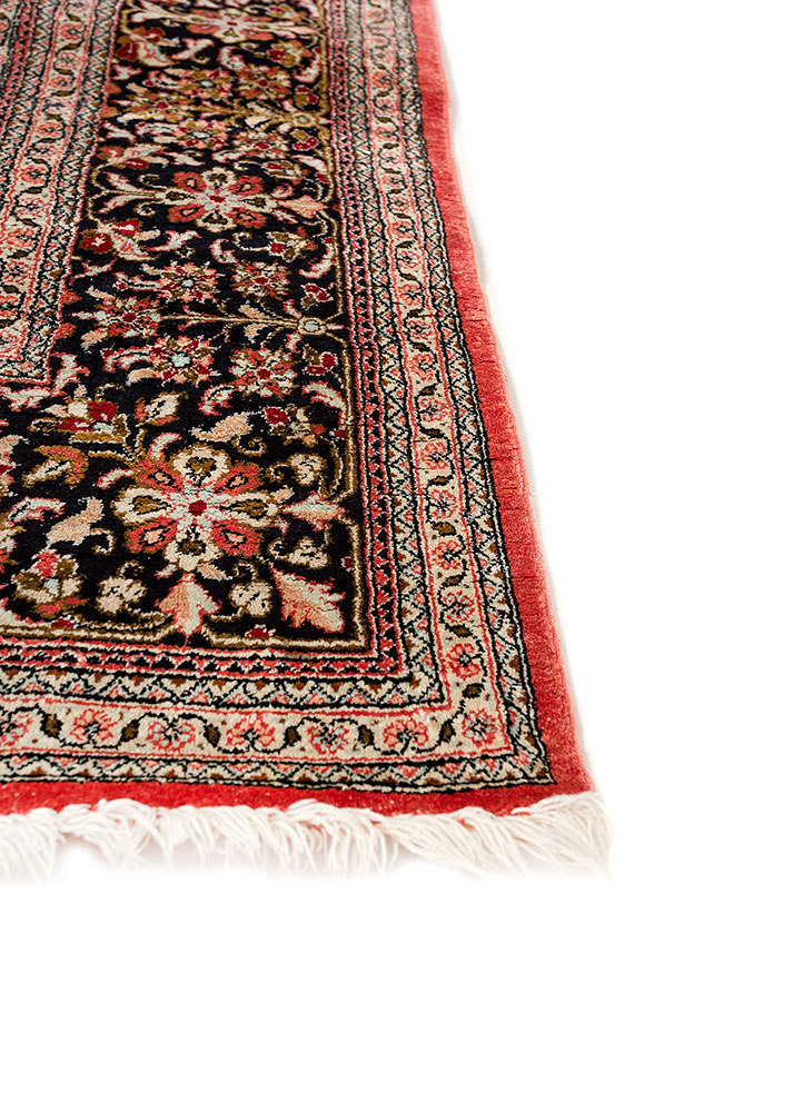 gulmarg ivory silk hand knotted Rug - Corner