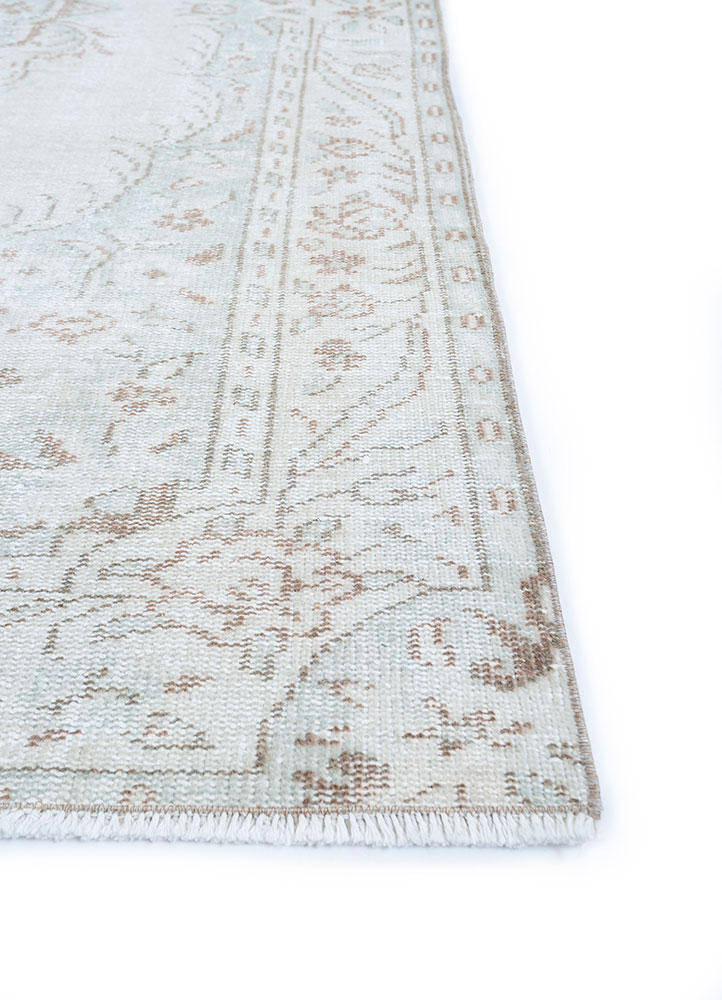 vintage ivory wool hand knotted Rug - Corner