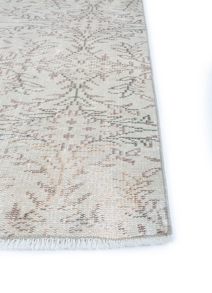 vintage beige and brown wool hand knotted Rug - Corner